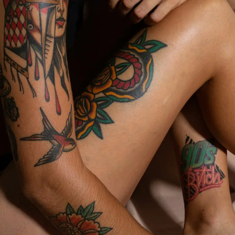 Tatuagens old school coloridas nas pernas