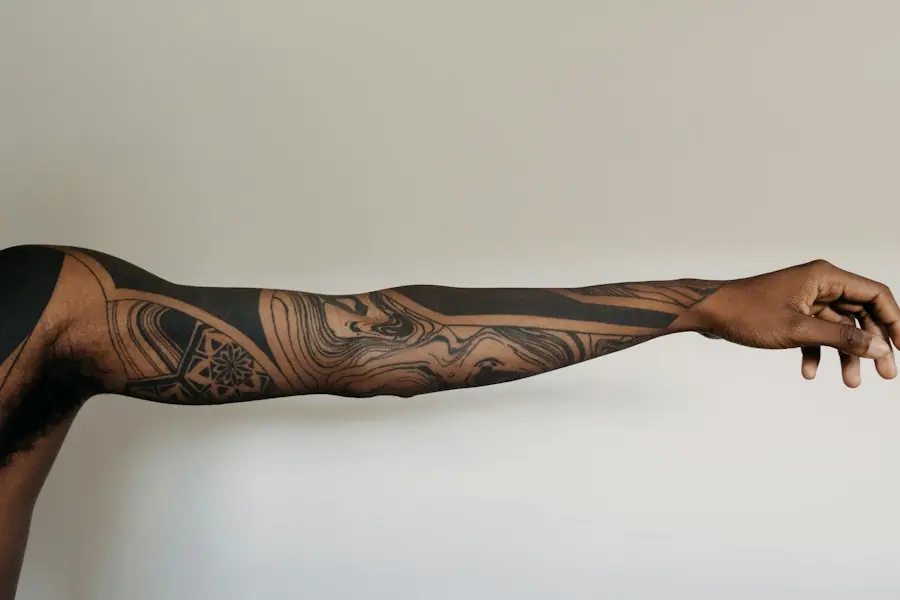 Antebraço fechado com tatuagem em preto