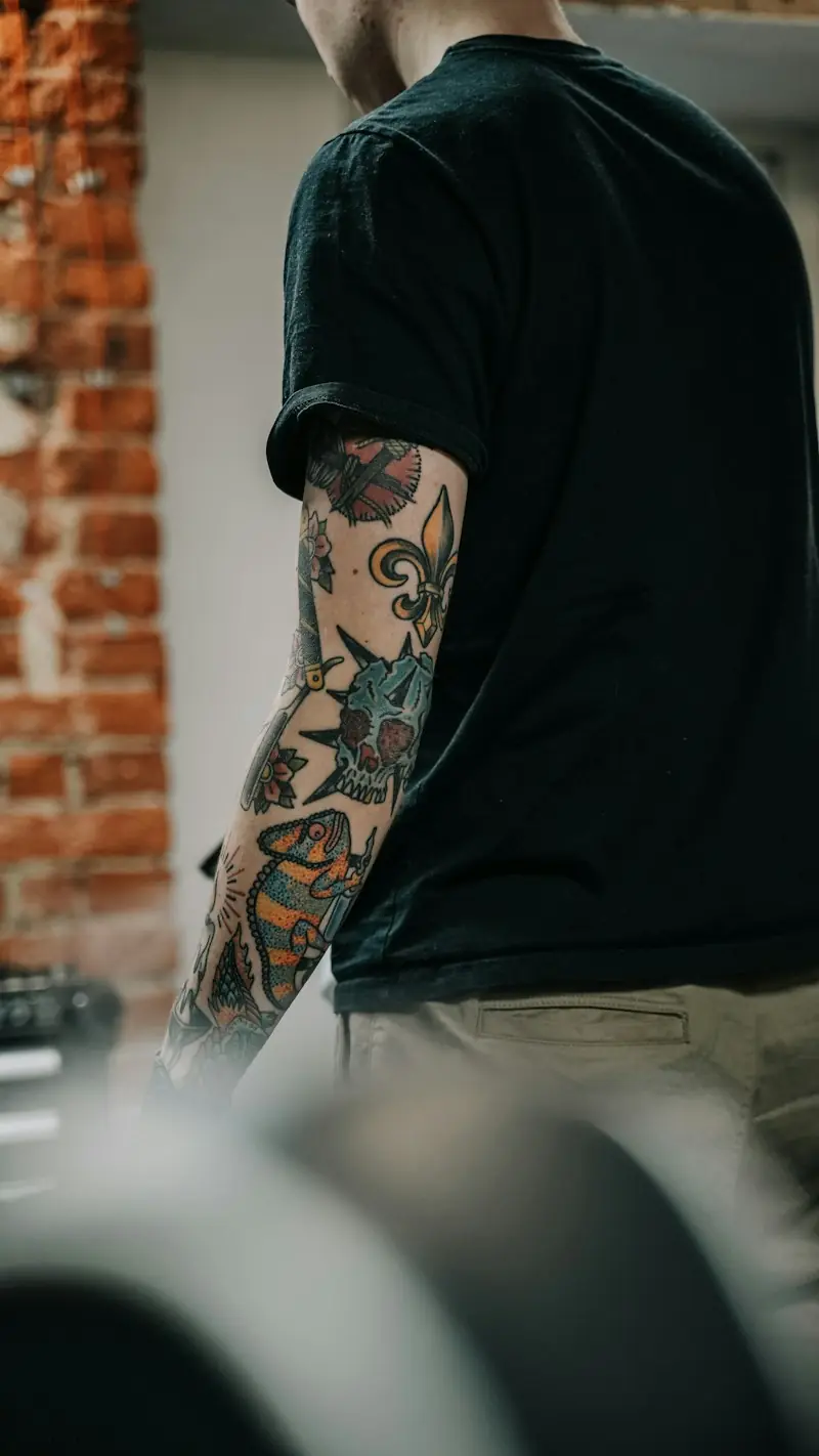 Braço fechado com várias tatuagens