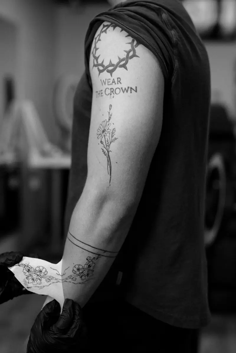 Tatuagens fine line delicadas no braço