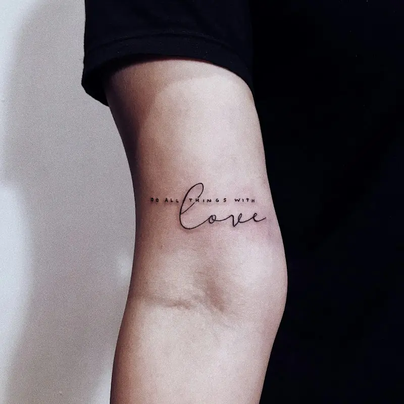 Lettering fino escrito love no braço