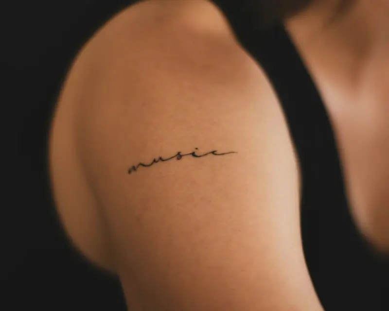 Lettering music fino no ombro