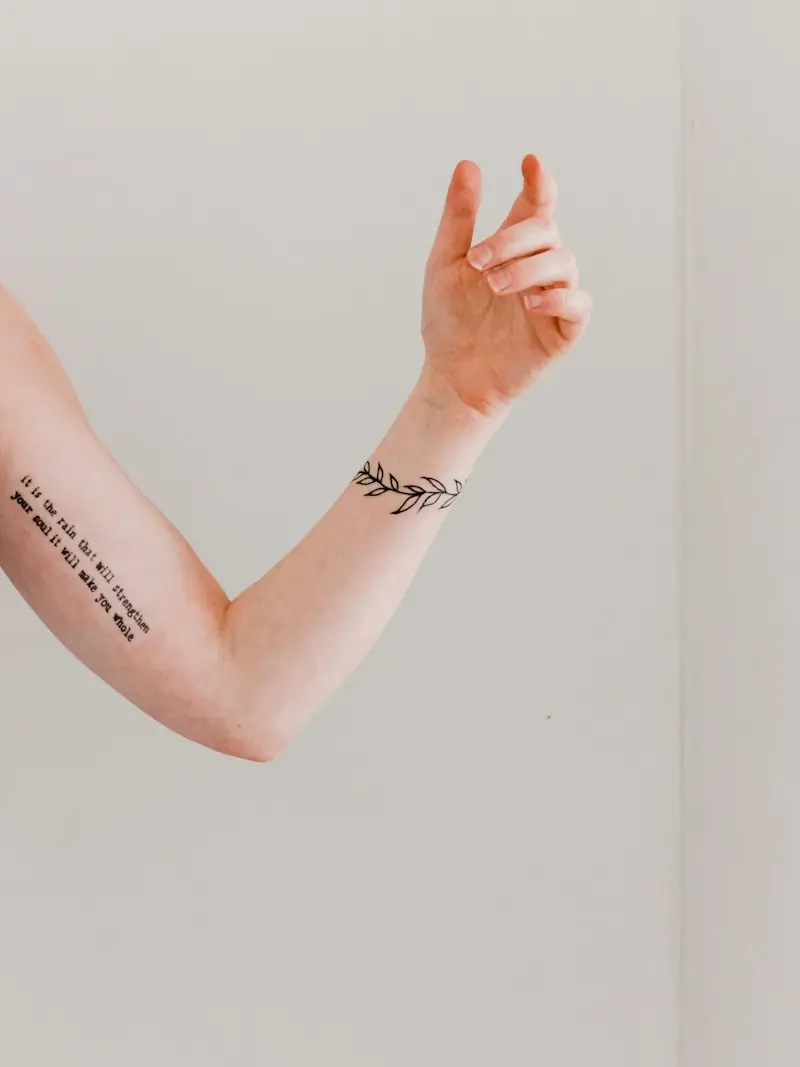 Tatuagens finas no pulso e no braço