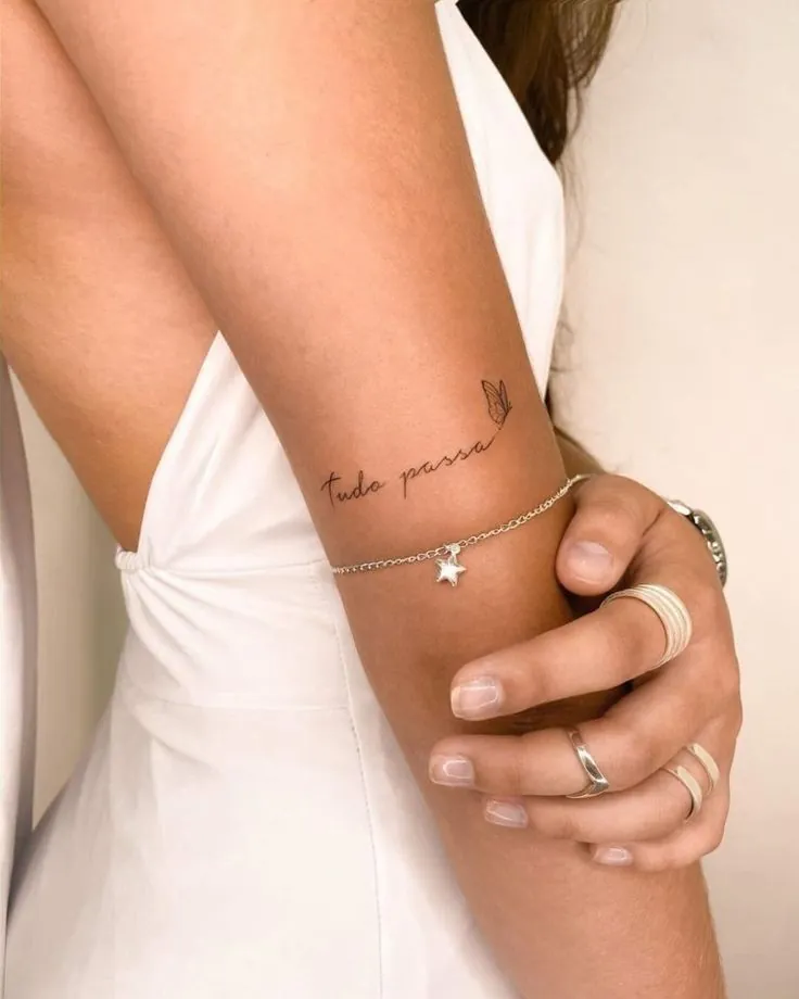 Tatuagem fine line pequena escrita tudo passa com uma borboleta