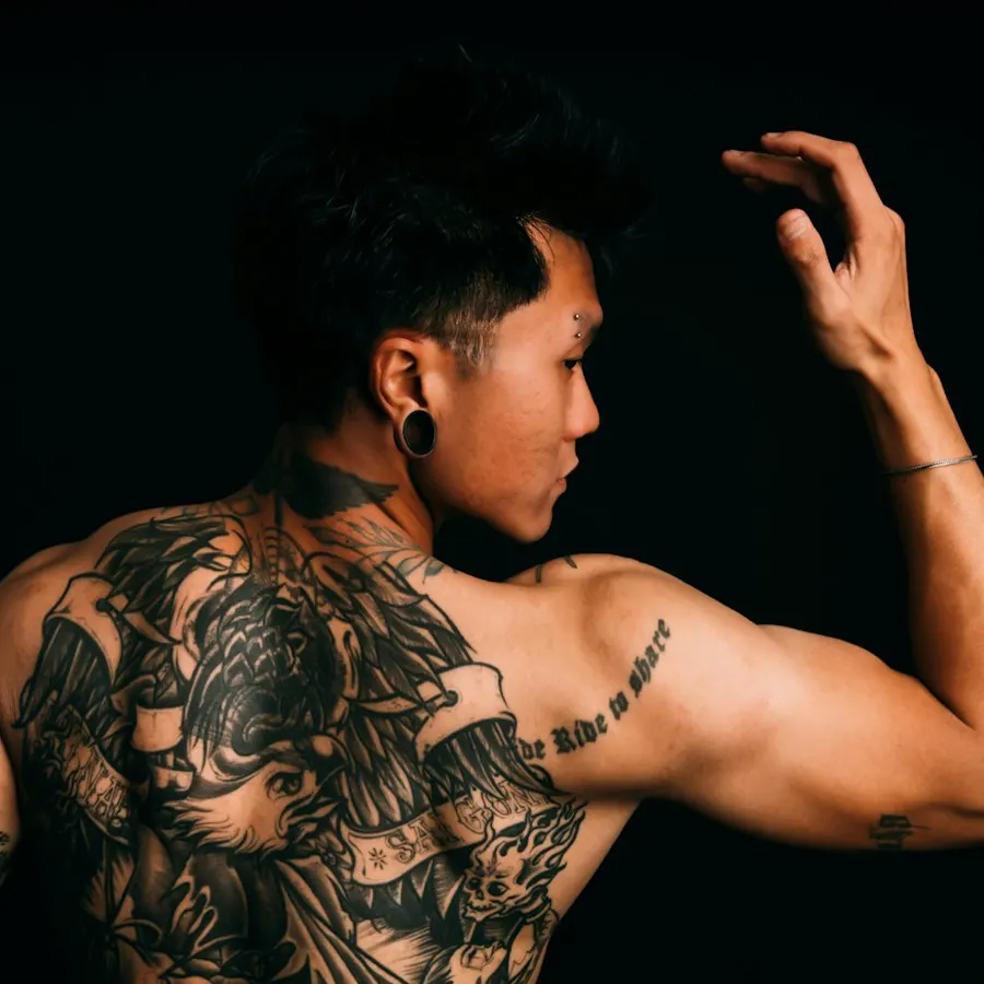 Costas fechadas com tatuagem de águia em blackwork