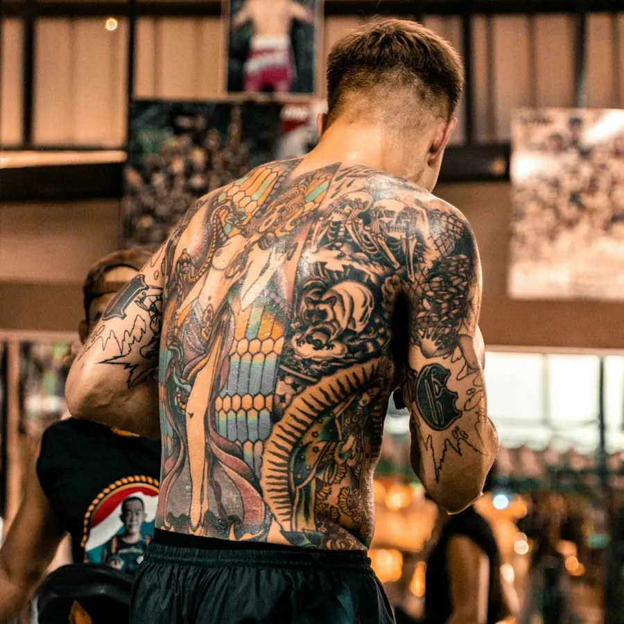 Costas e braços totalmente tatuados