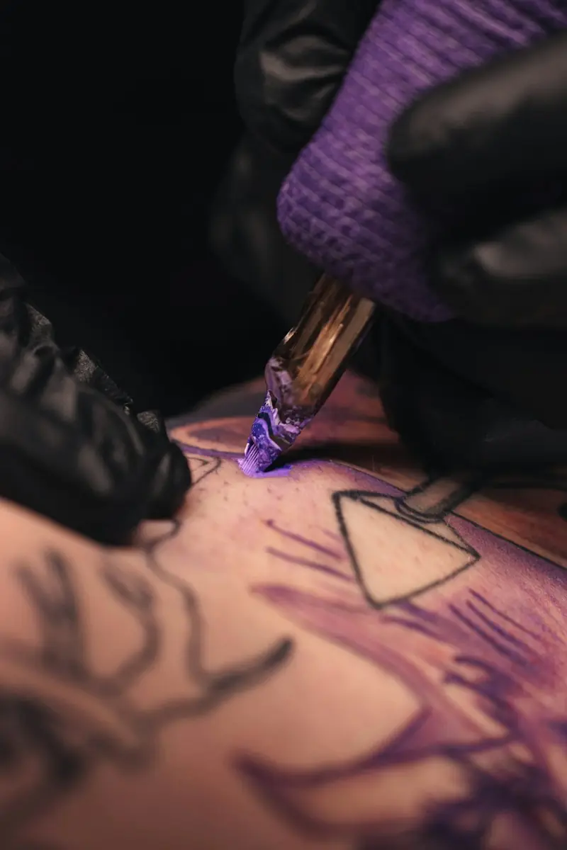 Decalque roxo do desenho na pele