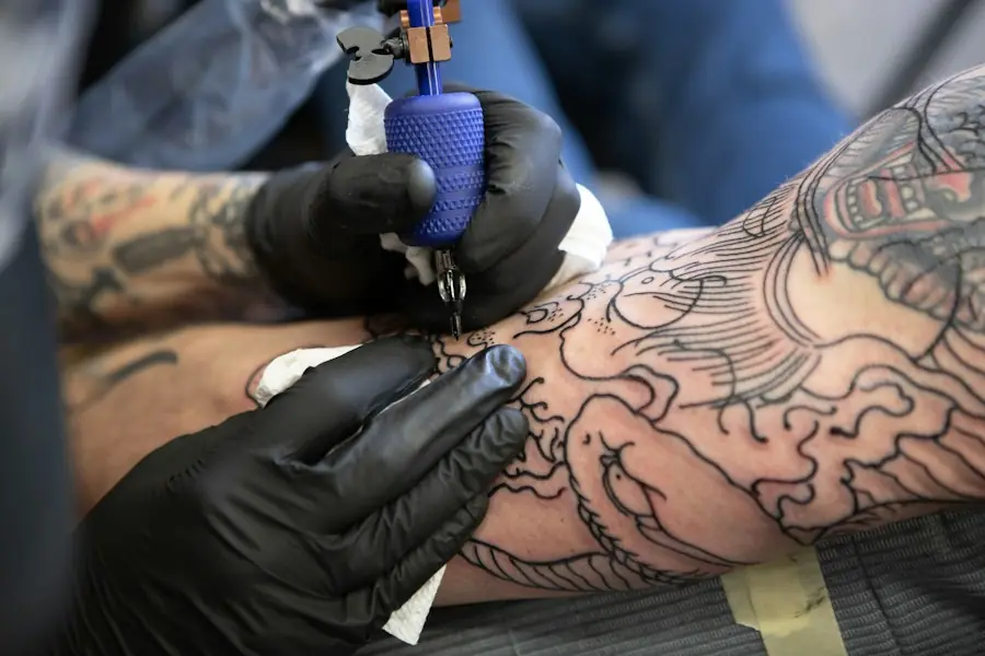 Máquina de tatuagem sobre braço tatuado