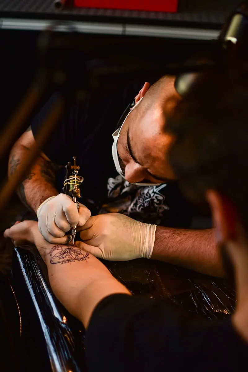 Tatuador concentrado durante a sessão