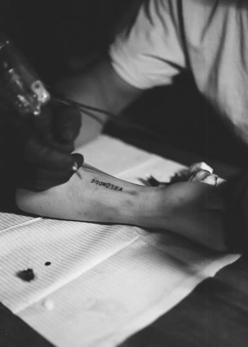 Tatuagem sendo feita em preto e branco